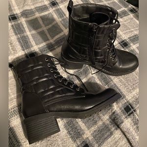 Combat styled black boots🖤